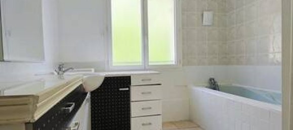 Casa de 3 dormitorios en Clichy-sous-Bois, France No. 136593 12