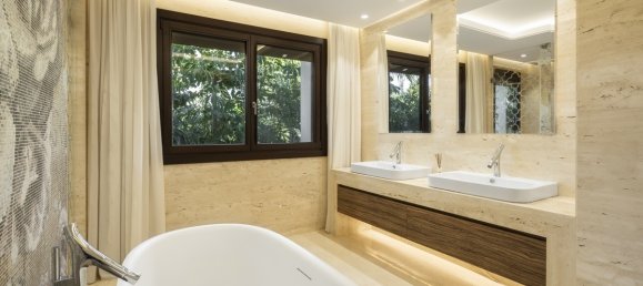 5 bedrooms Villa in Marbella, Spain No. 115104 31