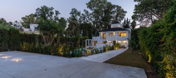 5 bedrooms Villa in Marbella, Spain No. 35613 4