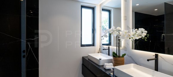 5 bedrooms Villa in Marbella, Spain No. 35613 19