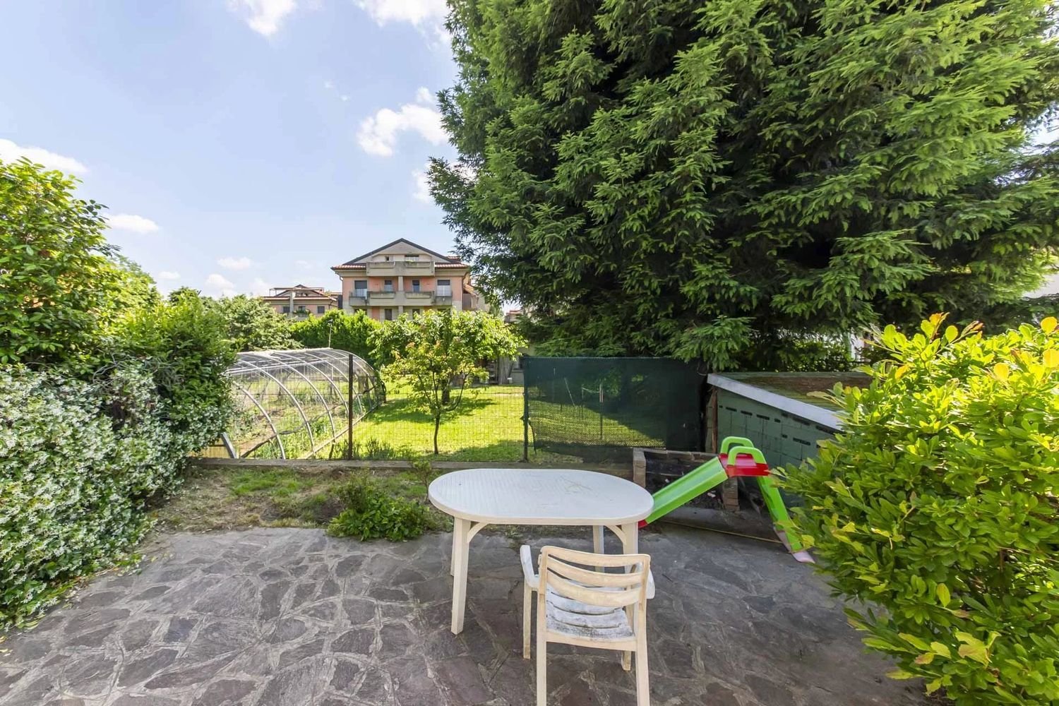 Дом с 4 комнатами в Арезе, Италия № 196321