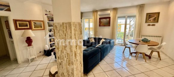 3 bedrooms Apartment in Naples, Italy No. 106407 2