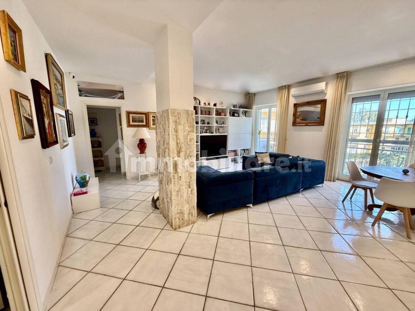 3 bedrooms Apartment in Naples, Italy No. 106407