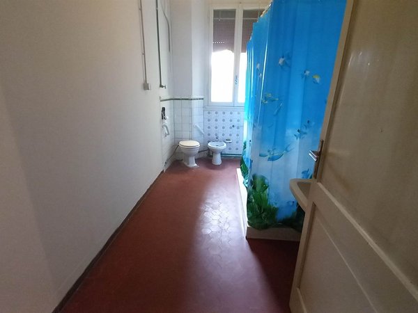 6 rooms Apartment in Modena, Italy No. 215938