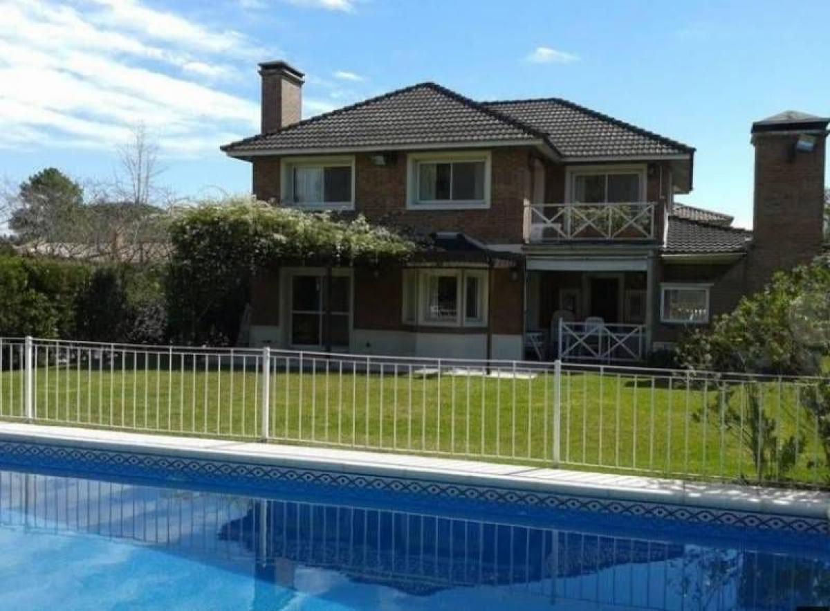 Casa de 3 dormitorios en Pilar, Argentina No. 8047