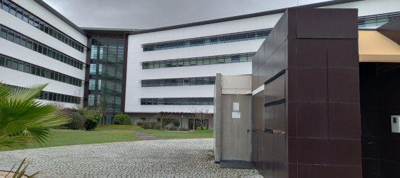 68m² Commercial property in Oeiras, Portugal No. 10733 3