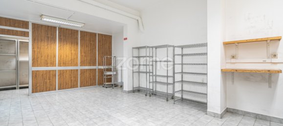 288m² Commercial property in Funchal, Portugal No. 84138 12