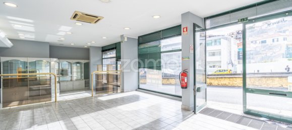 288m² Commercial property in Funchal, Portugal No. 84138 5