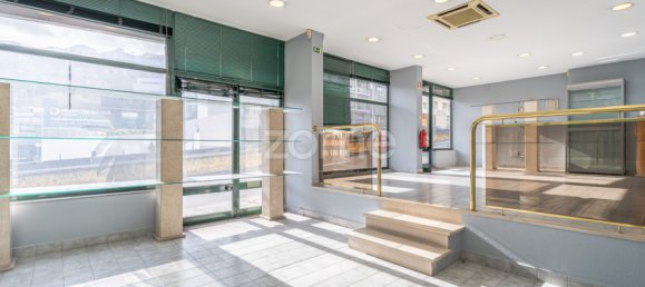 288m² Commercial property in Funchal, Portugal No. 84138 9