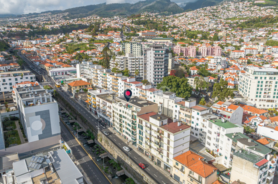 288m² Commercial property in Funchal, Portugal No. 84138