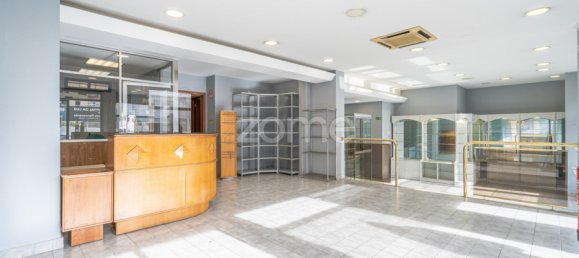 288m² Commercial property in Funchal, Portugal No. 84138 4