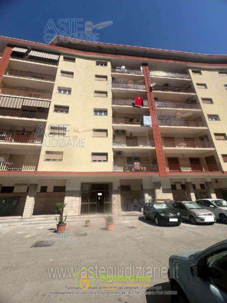 5 rooms Apartment in Naples, Italy No. 10257