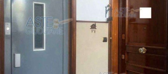 5 rooms Apartment in Naples, Italy No. 10257 2