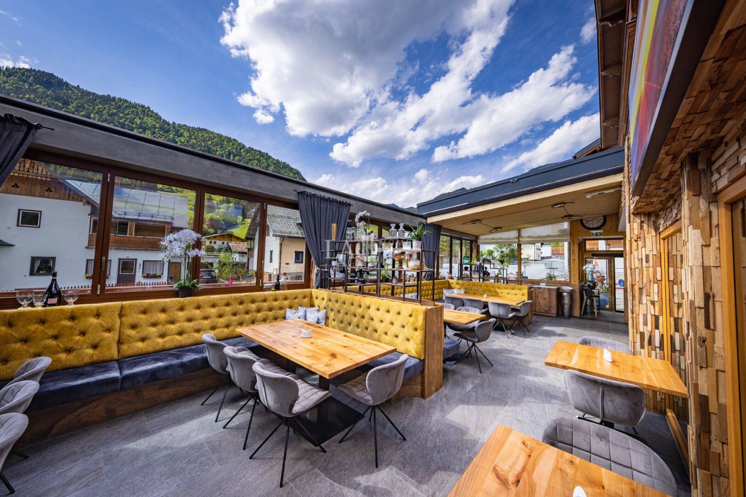 492m² Hotel in Russbach am Pass Gschutt, Austria No. 131387