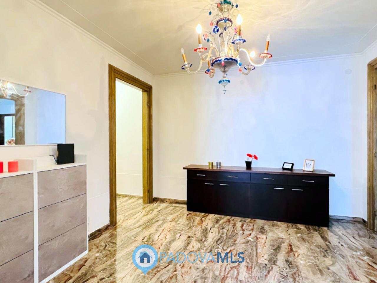 7 rooms Apartment in Padua, Italy No. 139644