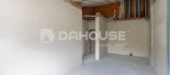 258m² Commercial property in Braga, Portugal No. 35280 3