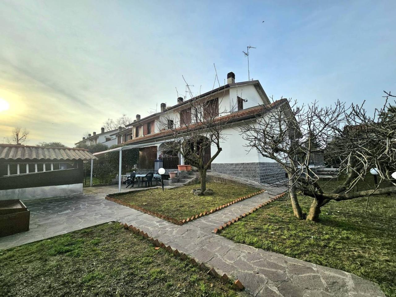 6 rooms House in Casarile, Italy No. 42046