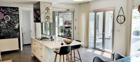 4 bedrooms House in Nicosia, Cyprus No. 13820 7