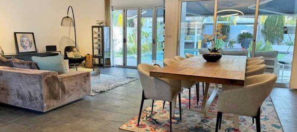 4 bedrooms House in Nicosia, Cyprus No. 13820 2