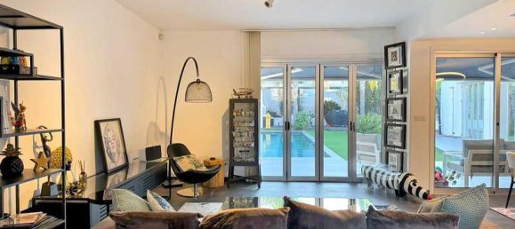 4 bedrooms House in Nicosia, Cyprus No. 13820 3