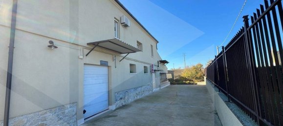4 rooms House in L'Aquila, Italy No. 17190 15