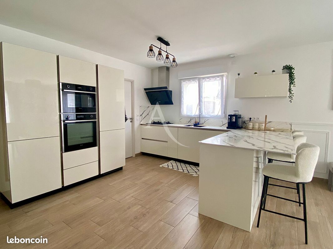 Casa de 3 dormitorios en Saint-Denis-de-l'Hotel, France No. 283442