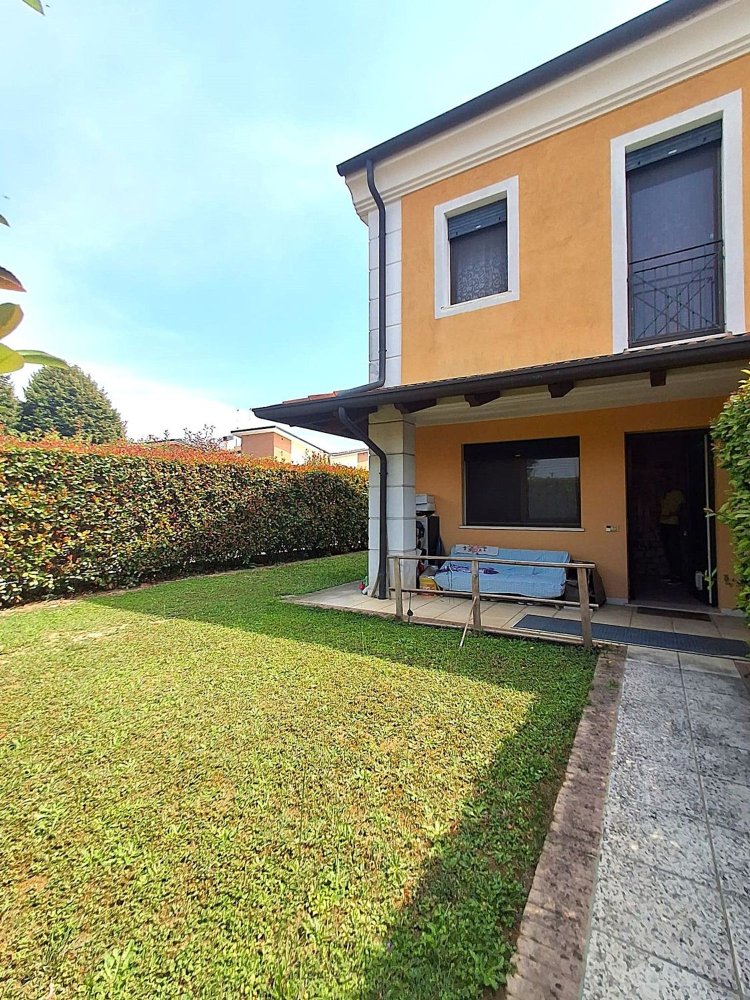 6 rooms House in Campodoro, Italy No. 283931