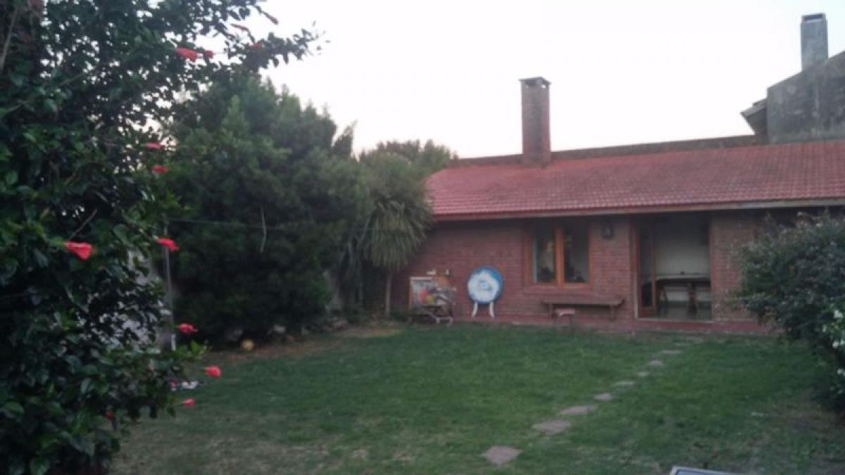 4 bedrooms House in Mar del Plata, Argentina No. 87573