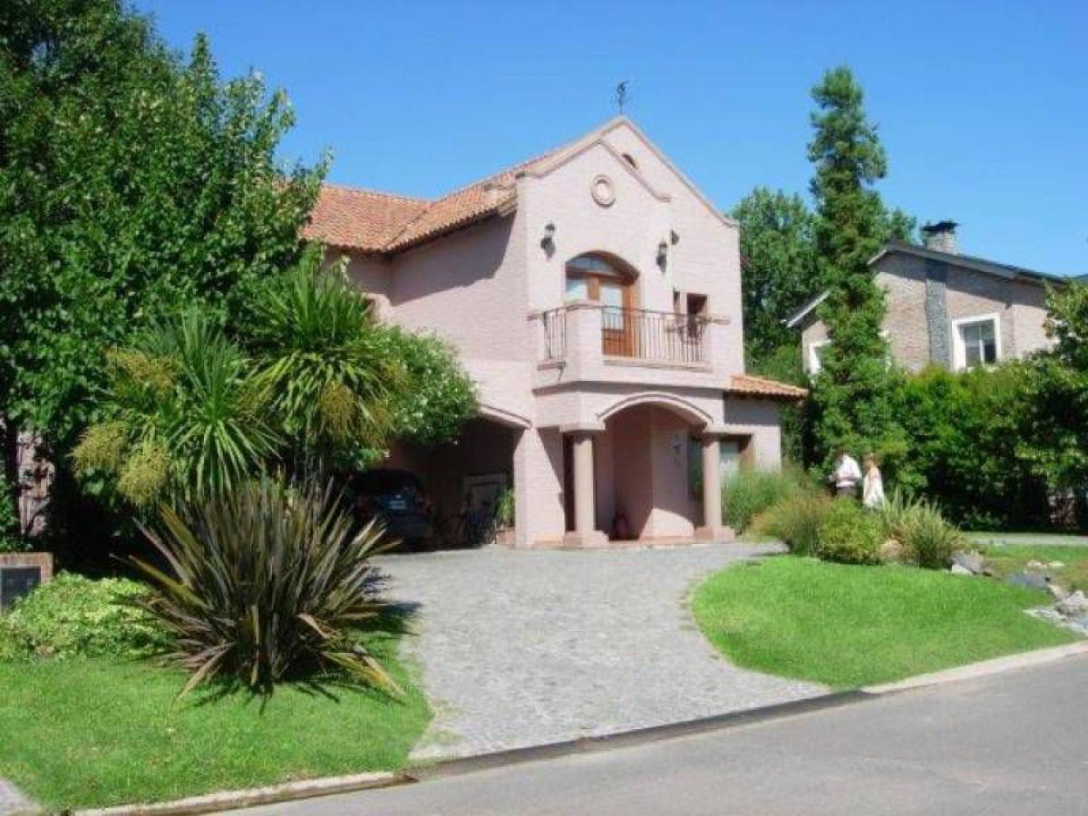 3 bedrooms House in Berazategui, Argentina No. 5895