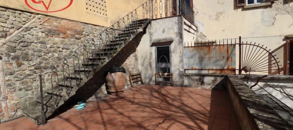 6 rooms Apartment in Montevarchi, Italy No. 235643 13