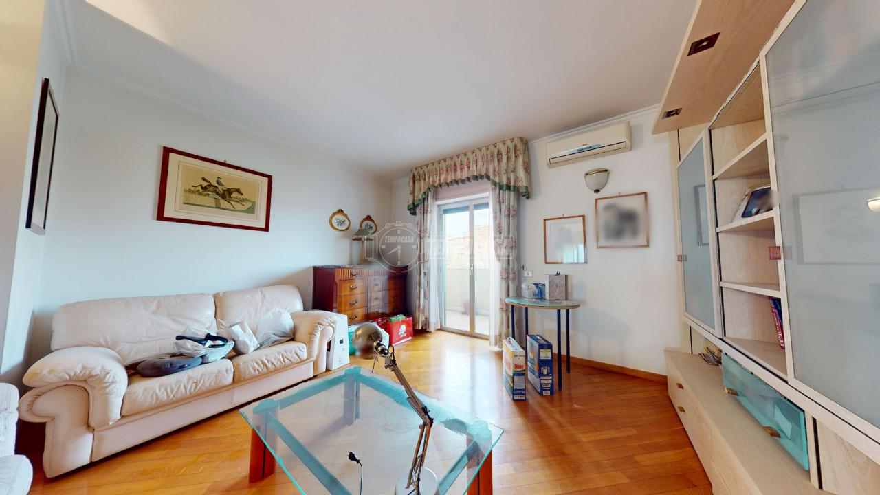3 rooms Apartment in Bari, Italy No. 18372
