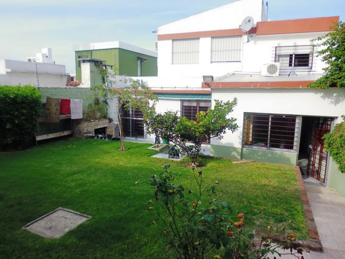 3 bedrooms House in Montevideo, Uruguay No. 9148