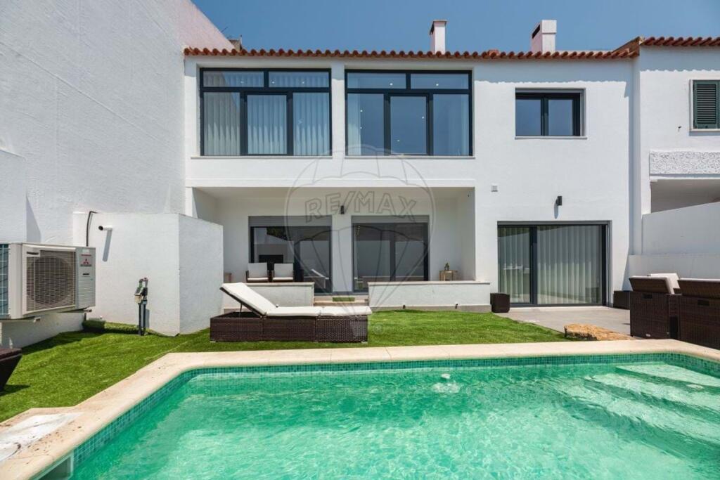 4 bedrooms Villa in Cascais, Portugal No. 250011