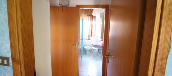3-salle Appartement à Folignano, Italy No. 4690 4