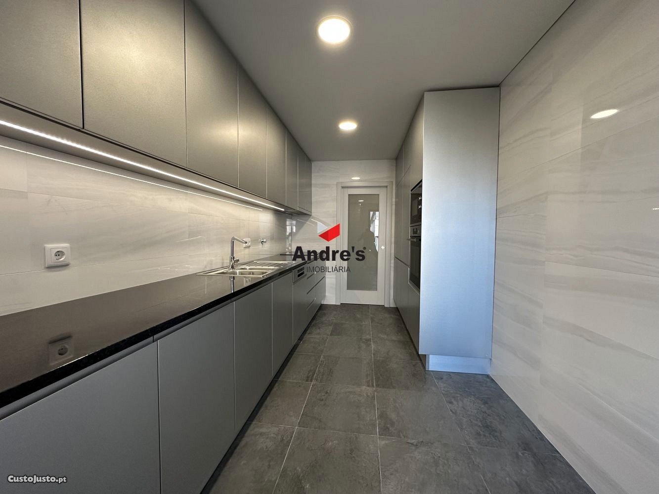 Квартира с 3 спальнями в Порту, Португалия № 105036