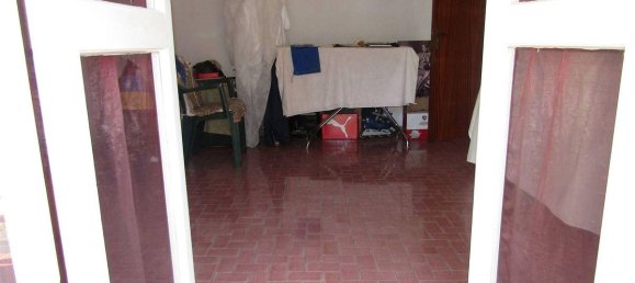 7 rooms Apartment in Carrara, Italy No. 227391 2