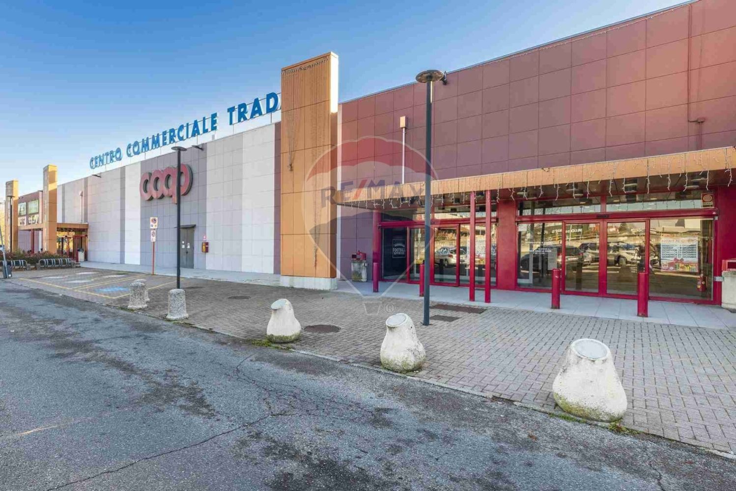 Propriété commerciale à Tradate, Italy 450m² No. 235091