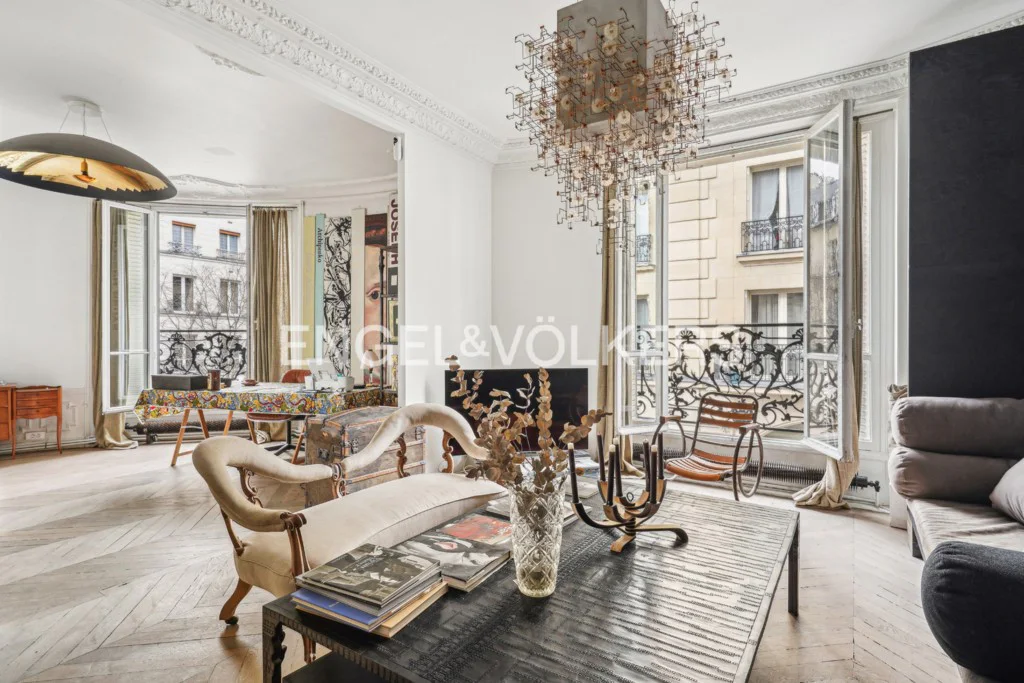 3 bedrooms Apartment in Paris, France No. 105798