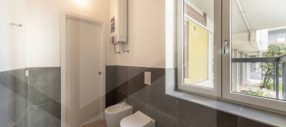 3-salle Appartement à Bergamo, Italy No. 33593 23