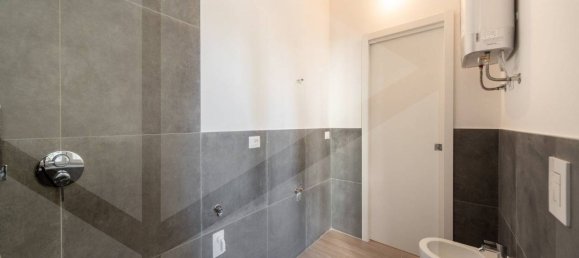 3-salle Appartement à Bergamo, Italy No. 33593 24