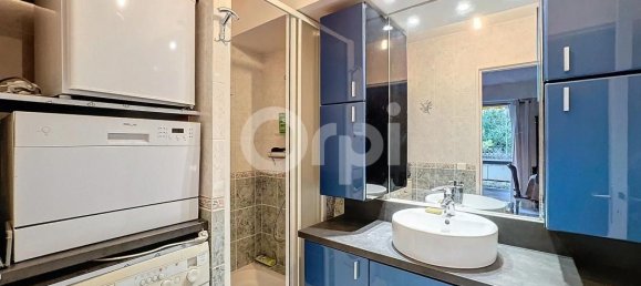 Studio in Paris, France No. 168860 4