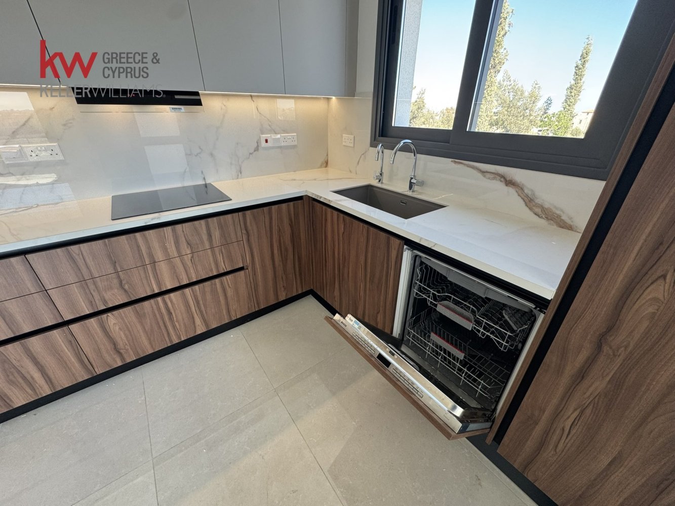 Квартира с 2 спальнями в Ларнака, Кипр № 26447