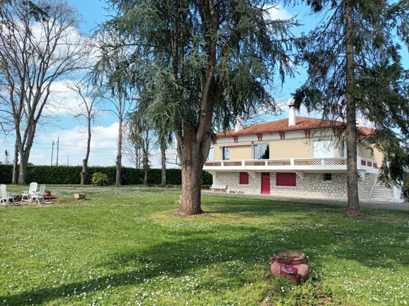 5 bedrooms House in Aiguillon, France No. 100232