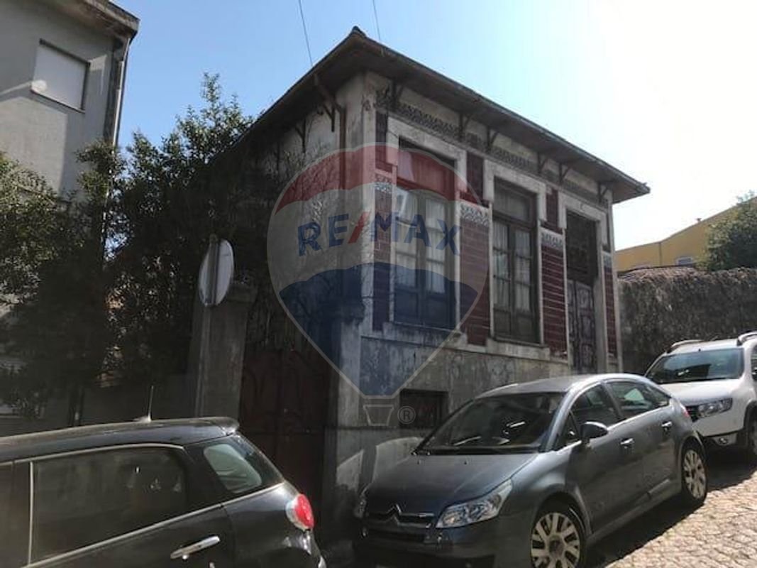 218m² Building in Porto, Portugal No. 33623