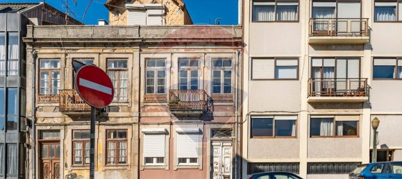 9 bedrooms Building in Porto, Portugal No. 35231 2
