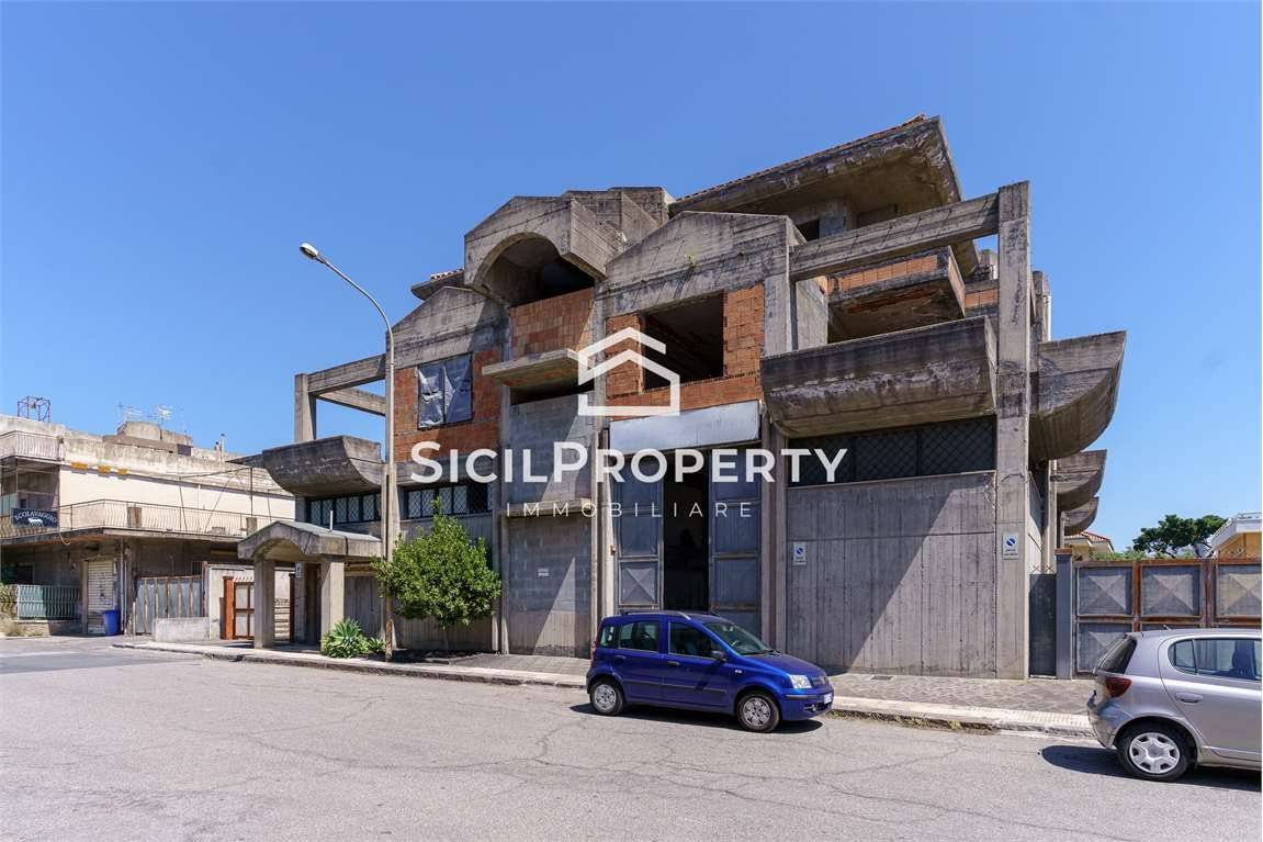 5 rooms Building in Fiumefreddo di Sicilia, Italy No. 74527