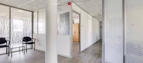 181m² Office in Viroflay, France No. 188554 2