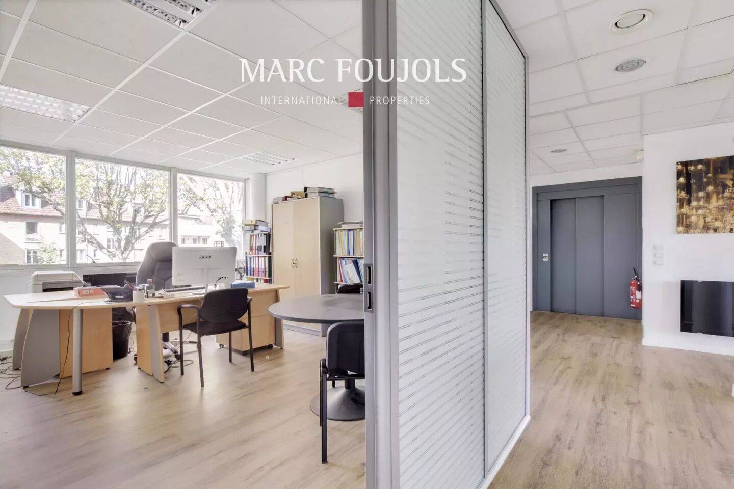 181m² Office in Viroflay, France No. 188554