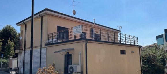 Дом с 4 комнатами в Баньоло Кремаско, Италия № 114593 3