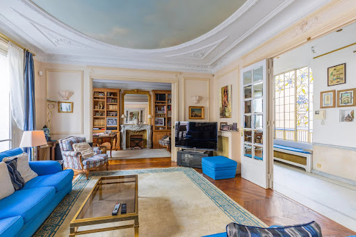 3 bedrooms Apartment in Paris, France No. 105876